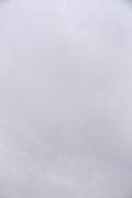 明るめな雨空（縦）