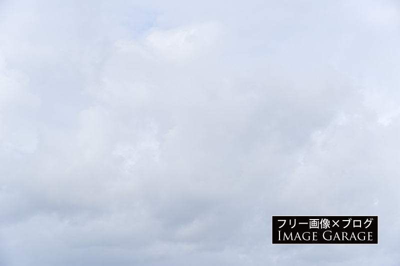 薄曇りの空（横）のフリー写真素材（無料画像）