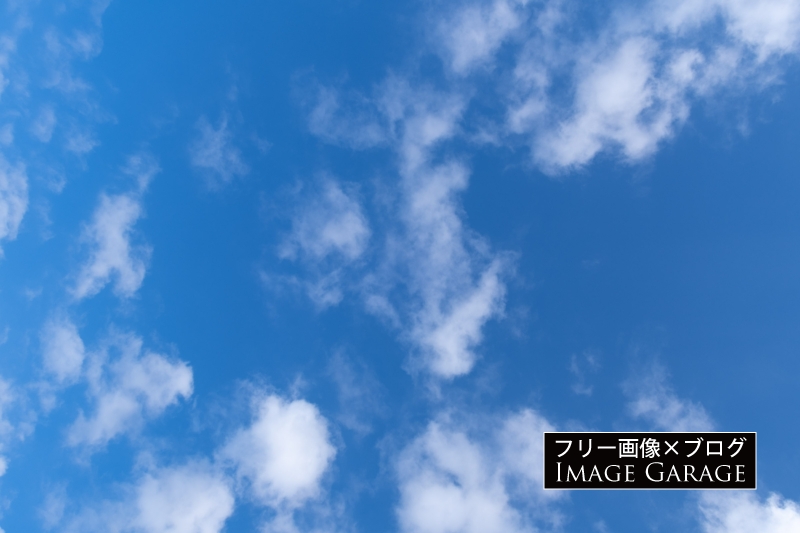 ポンポンした雲のある青空のフリー写真素材（無料画像）