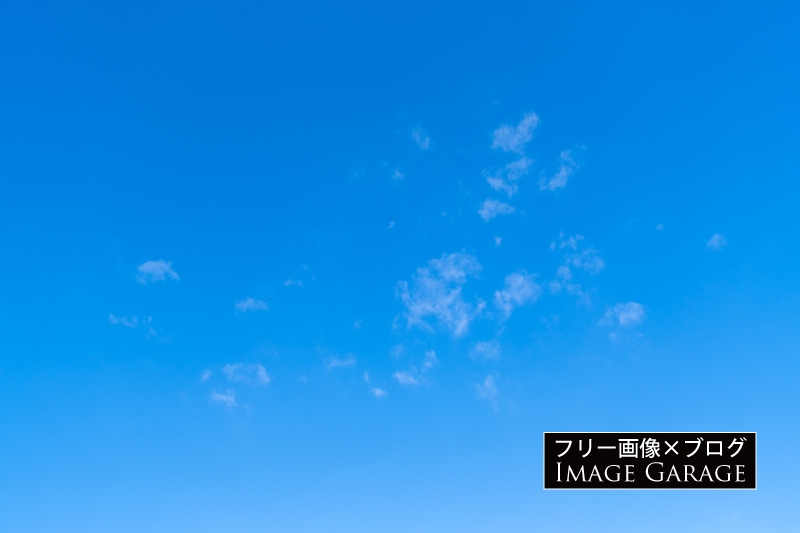 雲がほとんどない青空のフリー写真素材（無料画像）