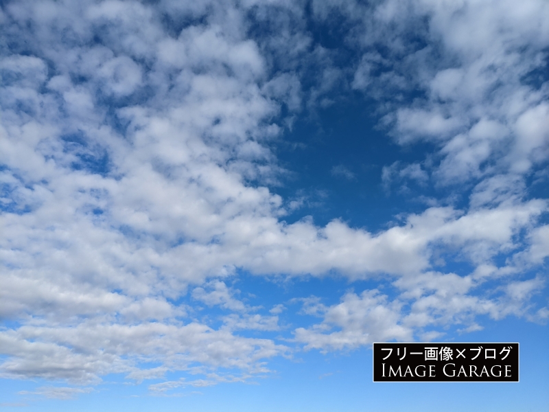 ちぢれ雲がある青空のフリー写真素材（無料画像）