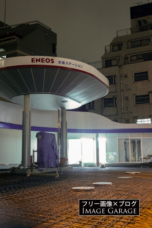 建設中の東京目黒水素ステーション（縦）のフリー写真素材（無料画像）