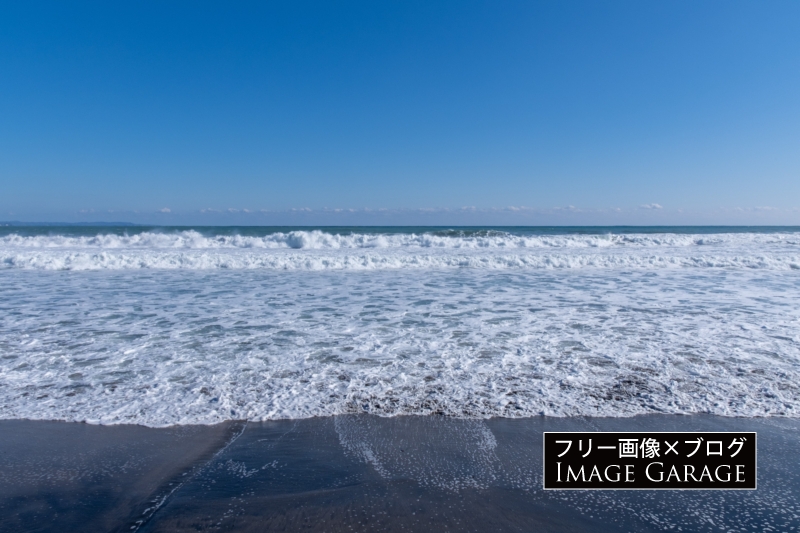 砂浜に押し寄せる波のフリー写真素材（無料画像）
