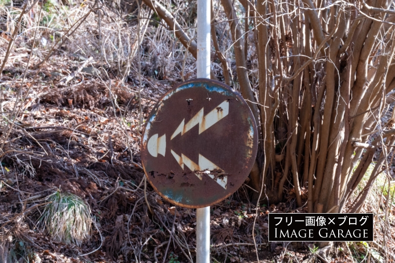 錆びた警笛鳴らせの標識のフリー写真素材（無料画像）