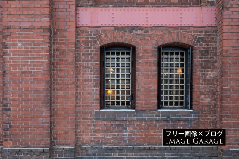 横浜赤レンガ倉庫の窓のフリー写真素材（無料画像）