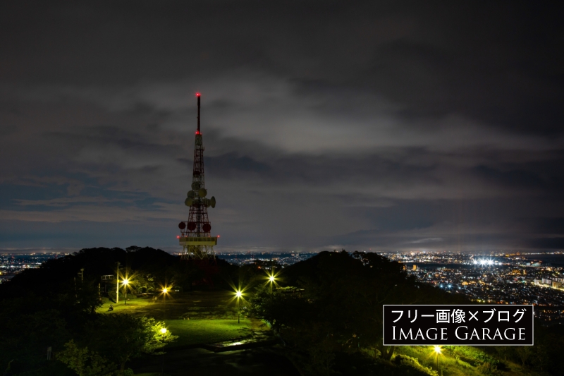 湘南平・テレビ塔のある夜景のフリー写真素材（無料画像）