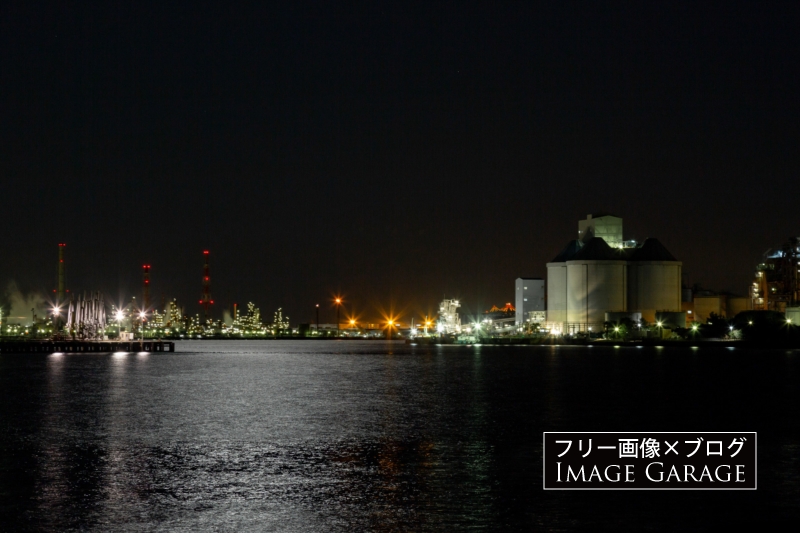 根岸の工場夜景・J-POWER 石炭サイロのフリー写真素材（無料画像）