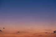 深い青とオレンジの夕焼け空