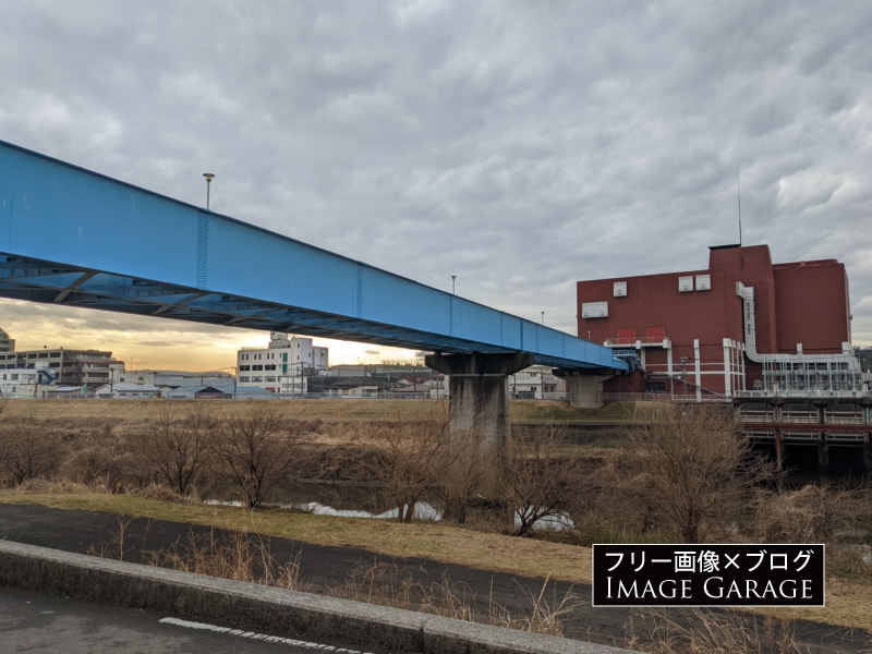 新羽ポンプ場と汚水送管橋のフリー写真素材（無料画像）