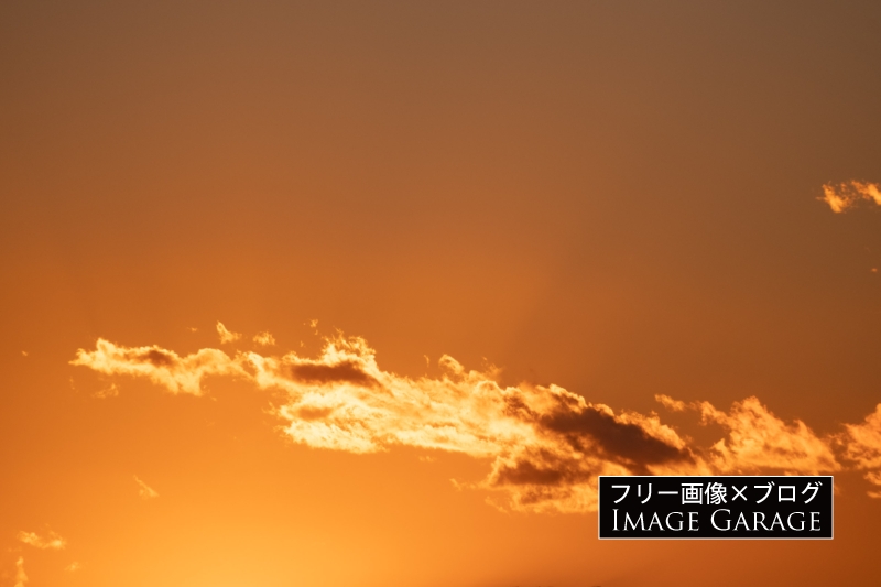 オレンジ色が美しい夕焼け空と雲のフリー写真素材（無料画像）