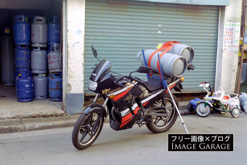 韓国のプロパンガスを運ぶバイクのフリー写真素材（無料画像）