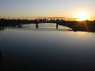 鷹野人道橋から見た鷹野大橋と日の出