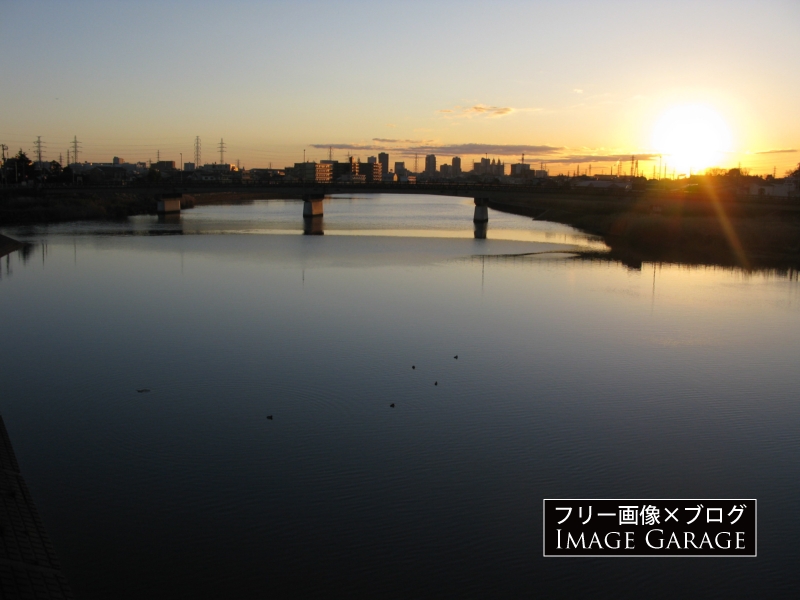鷹野人道橋から見た鷹野大橋と日の出のフリー写真素材（無料画像）