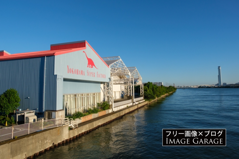 横浜スーパーファクトリーと鶴見川のフリー写真素材（無料画像）