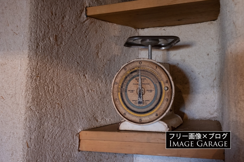 きのこの家キッチンの秤のフリー写真素材（無料画像）
