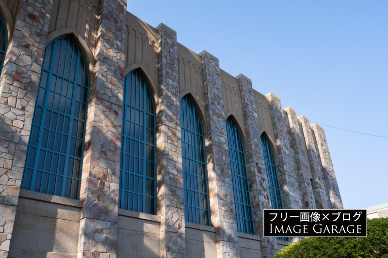 フェリス女学院1号館・鉄平石とアーチ窓のフリー写真素材（無料画像）