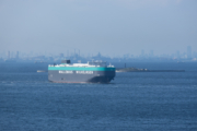 東京湾を航行する自動車運搬船・Themis