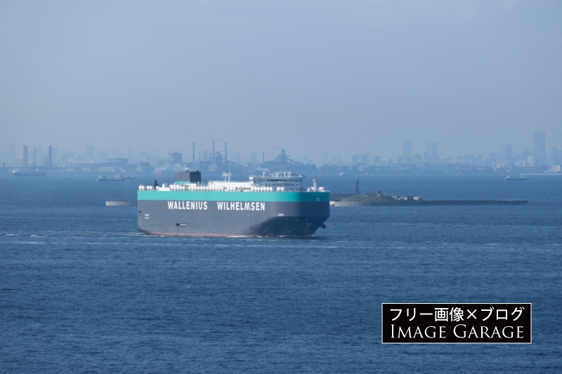 東京湾を航行する自動車運搬船・Themisのフリー写真素材（無料画像）