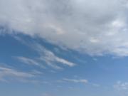 雲半分・青空半分