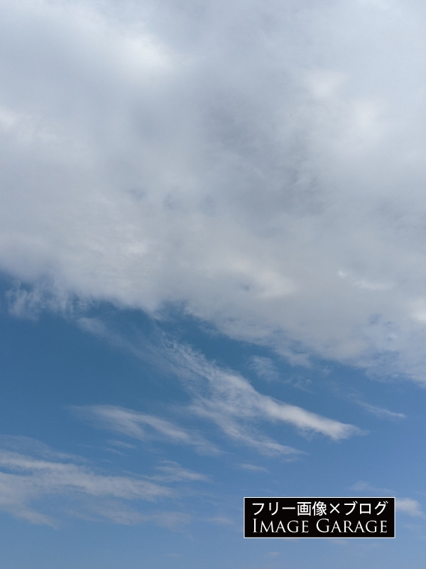 雲半分・青空半分（縦）のフリー写真素材（無料画像）