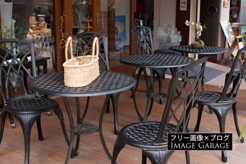 カフェ・テラス席のテーブル（nugoo 鎌倉）のフリー写真素材（無料画像）