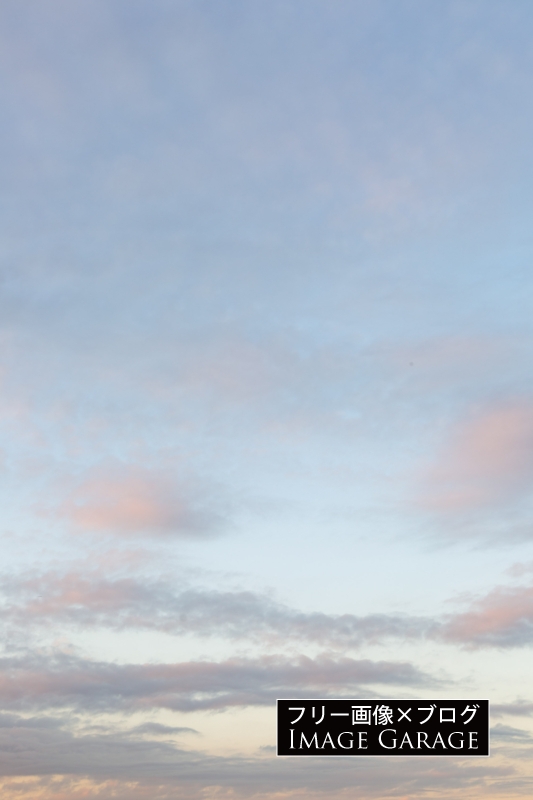 やさしい色の夕方の空（縦）のフリー写真素材（無料画像）