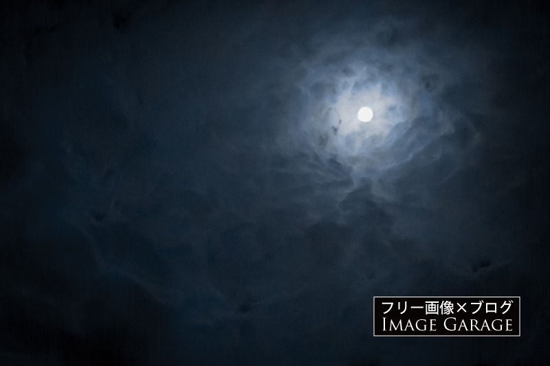 月と煙のような雲のフリー写真素材（無料画像）