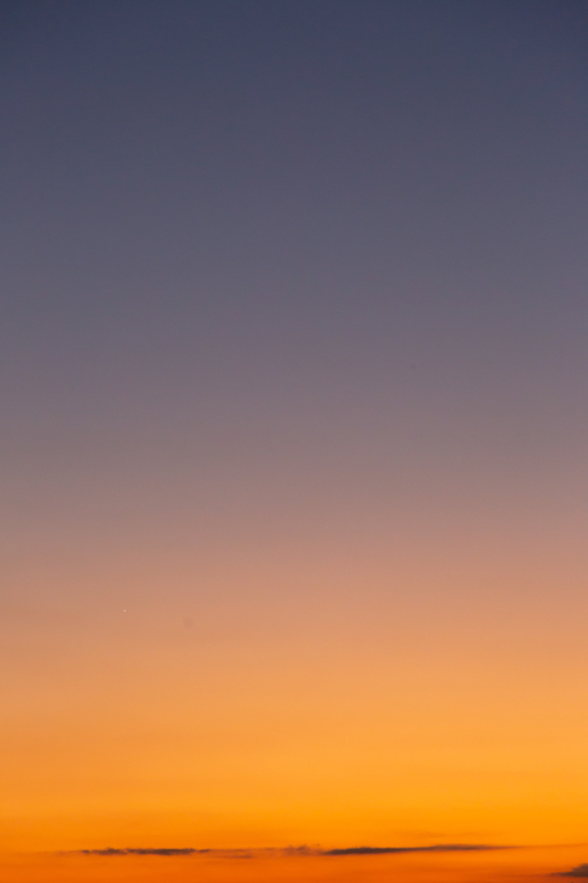 夕焼け空（縦位置）のフリー写真素材