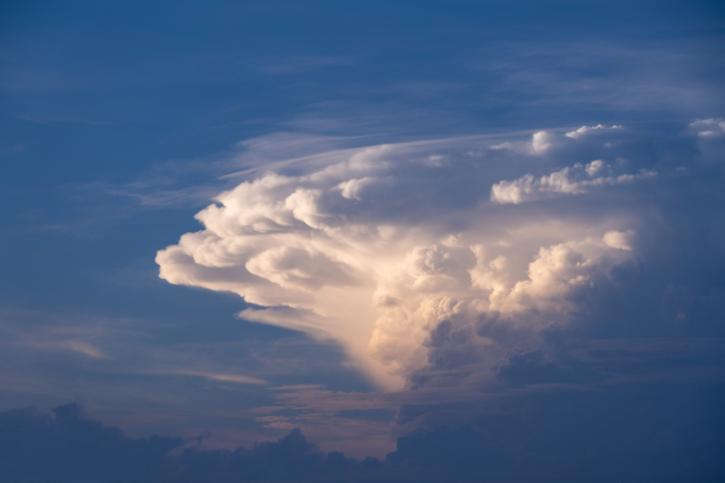 「積乱雲（かなとこ雲）」のフリー写真素材