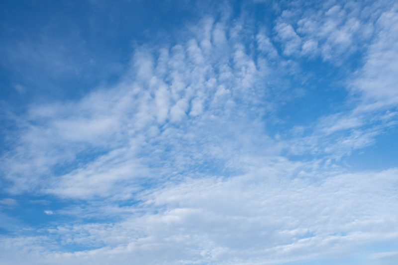 「部分的に鰯雲のある青空」（横位置）のフリー写真素材