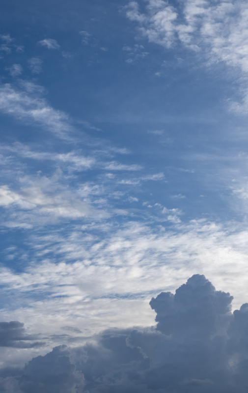 「手前と奥に雲のある空」（縦位置）のフリー写真素材