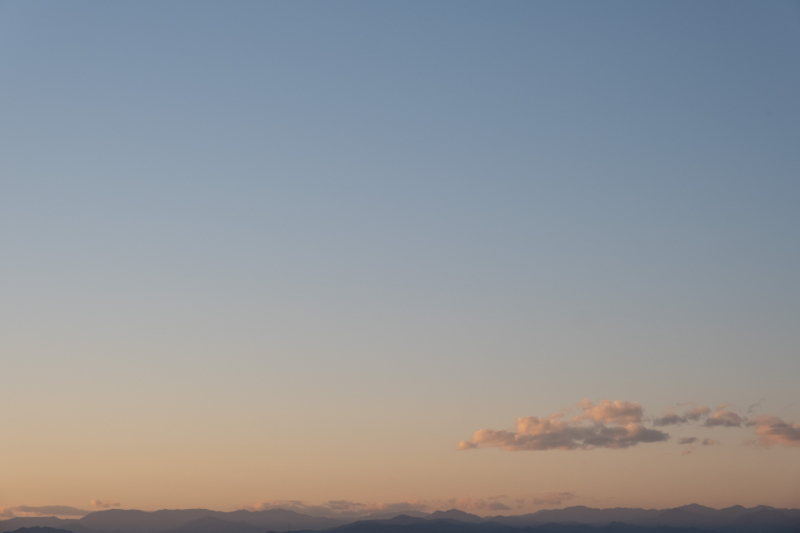 山並みの見える夕焼け空（横位置）のフリー写真素材