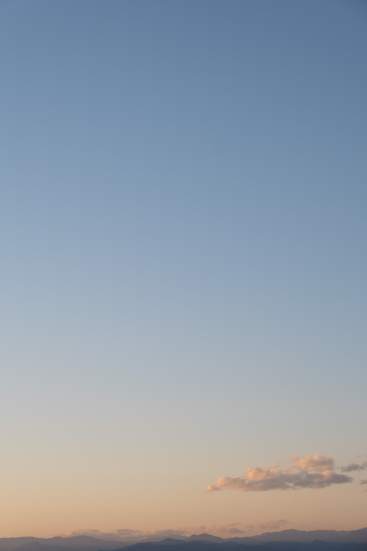 山並みの見える夕焼け空（縦位置）のフリー写真素材