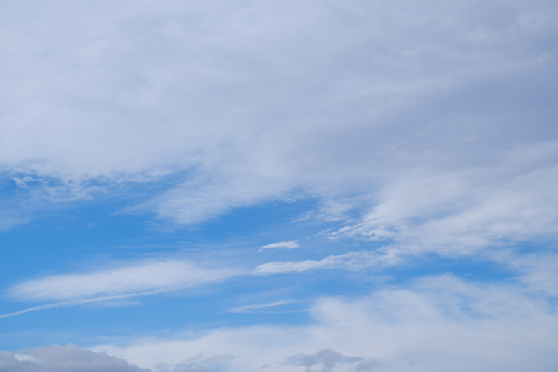 青空がのぞいている曇り空（横位置）のフリー写真素材